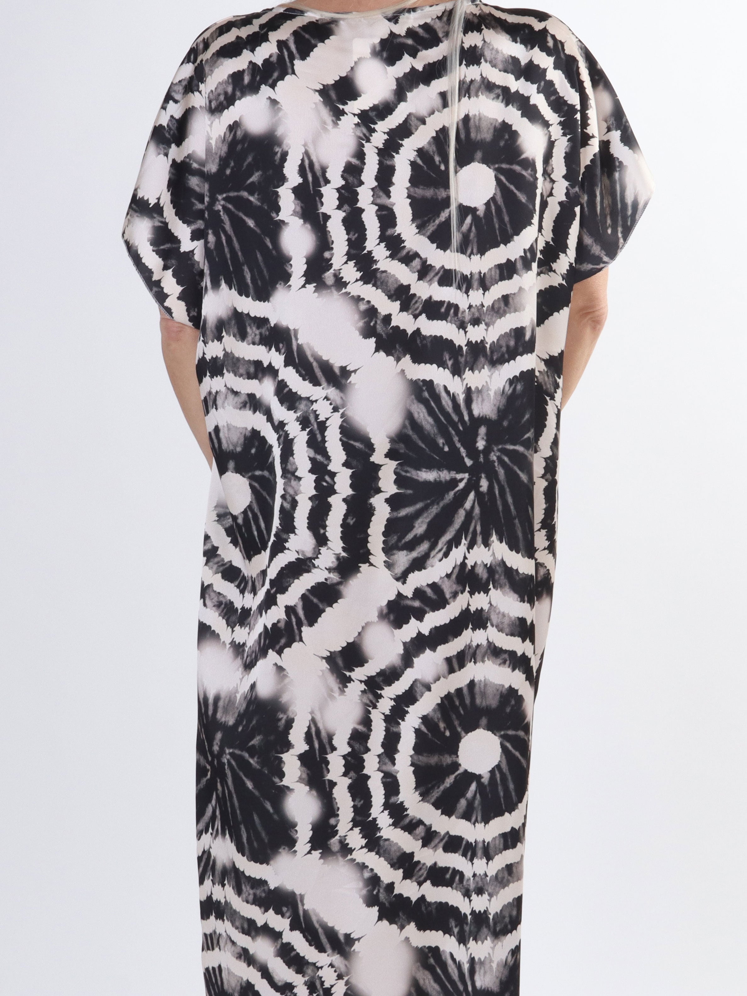 Juno Batik - Söt klänning i batikmönster i stora storlekar